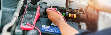 using a multimeter to test car battery strength