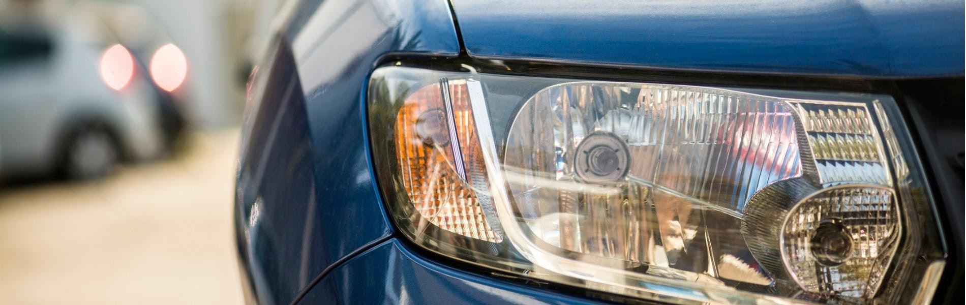 HID headlight in daytime of a blue vehicle